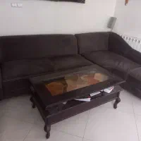 مبل راحتی ال همراه با میز چوبی