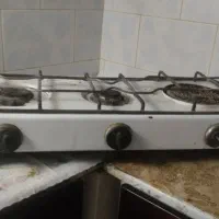یخچال قدیمی و گاز سه شعله و یه فرش ۱۲ متری