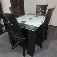 میز چهار نفره غذا خوری در حد نو قیمت ۶ میلیون تمیز