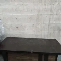 صندلی نیاز به دوخت  .میز کار چوبی سالم .