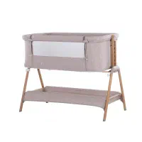 تخت خواب کنار مادر