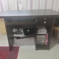 میز تحریر و کامپیوتر