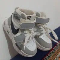 فروش تعدادی کفش بچه گانه و شلوار