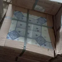 بنا هستم. سرامیک‌کاری. تخریبکاری.آچارفرانسه.