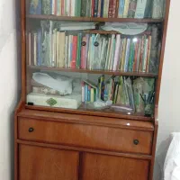 کتابخانه و میز تلویزیون