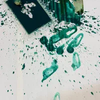 مربی مهد کودک و یک نیروی خدماتی