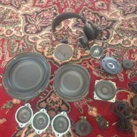 تعدادی بلند گو .ساب.تیوتر