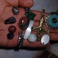 تعدادی سنگ و نشان قدیمی