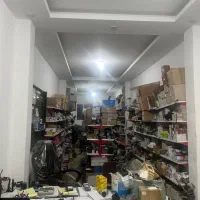مغازه تجاری دو طبقه کمربندی بر خیابان