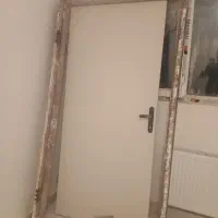 درب چوبی ورودی وچهار چوب فلزی