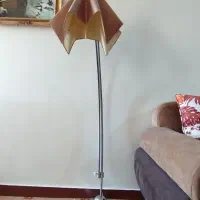 آباژور ایستاده