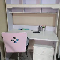 کتاب خانه و میز مطالعه