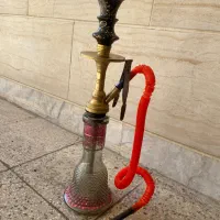 یک عدد پایه قلیان با تمامی وسایل قلیون