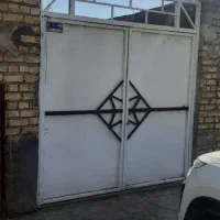 درب حیاط سالم و مرتب همراه با قفل رنگ شده