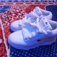 یک جفت کفش اسپرت سفیدنومارک امیری