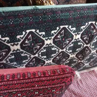 پشتی ۳ عدد.  در صورت نیاز دو عدد دیگر هم موجود|پشتی|بومهن, |دیوار