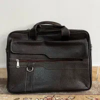 کیف دانشجویی و لب تاپ