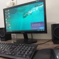 سیستم کامپیوتر بدون اسپیکر همراه میز و صندلی