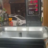 ترازو و قفسه و پیشخوان