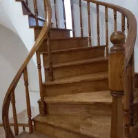 مجری تخصصی پله گرد و نرده خم چوبی