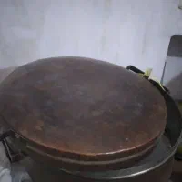 یک قابلمه  بزرگ مسی وچند کاسه مسی|کلکسیون اشیاء عتیقه|کرمان, |دیوار