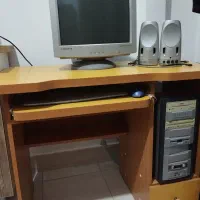 کامپیوتر قدیمی به همراه میز