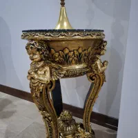 میز کنار سالنی از جنس پلی استر