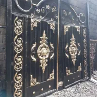 باغ درب چوبی اهنی پارداتی  در حیاط پارکینگ  پله