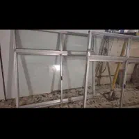 دو عدد پنجره همراه با توری صنایع سنگین