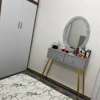 تخت دو نفره میز آرایش و ایینه و پاتختی