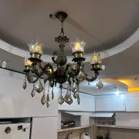 لوستر و کنار سالنی و آینه و شمع دان برنزی