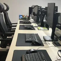 یکنفر طراح گرافیست و یکنفر تدوینگر