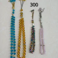 تعدادی سجاده مخمل رحل قرآن و تسبیح