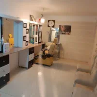 ویترین آرایشگاه و صندلی اصلاح و اینه و کنسول