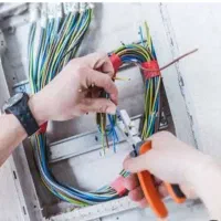 سیم کش برق کار|خدمات پیشه و مهارت|طرقبه, |دیوار