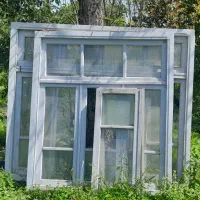 دو عدد پنجره چوبی سالم به همراه شیشه