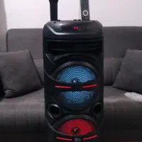 اسپیکر بسیار زیبا و باکیفیت عالی در حد نو