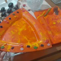 تعدادی وسایل خانگی تمیز شامل برقی، تشک وظرف