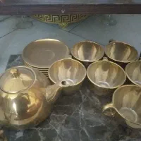 مجسمه های چینی،یک دس فنجان و قوری،با سینی