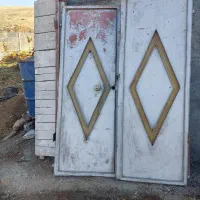 درب حیاط و پنجرە