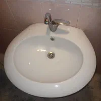 روشویی و آیینه سرویس بهداشتی