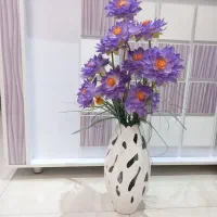 گلدان سرامیکی همراه دو شاخه گل ۵ عددی