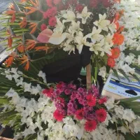 دسته گل با گلهای ارزشمند و کار شده