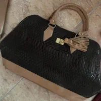 تعدادی کیف و کفش