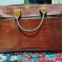 یک عدد کیف اداری نو هدیه بوده