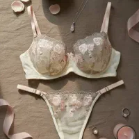 لباس زیر بانو|لباس|اصفهان, لیمجیر|دیوار