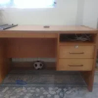 میز تحریر و کامپیوتر