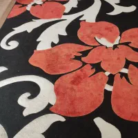 فرش مشکی وقرمز طرح گل برجسته