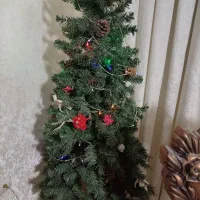 کل مصنوعی و درخت کیریسمس و گل رو میزی