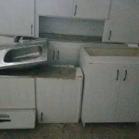 یک سرویس کابینت تمیز فلزی